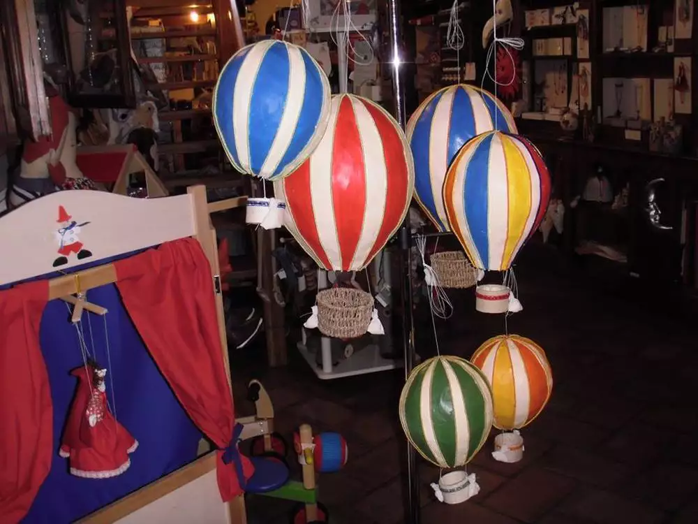 Oggetti fatti a mano in vendita - Mongolfiere di cartapesta - Mangiafuoco a Treviso - artigianato artistico